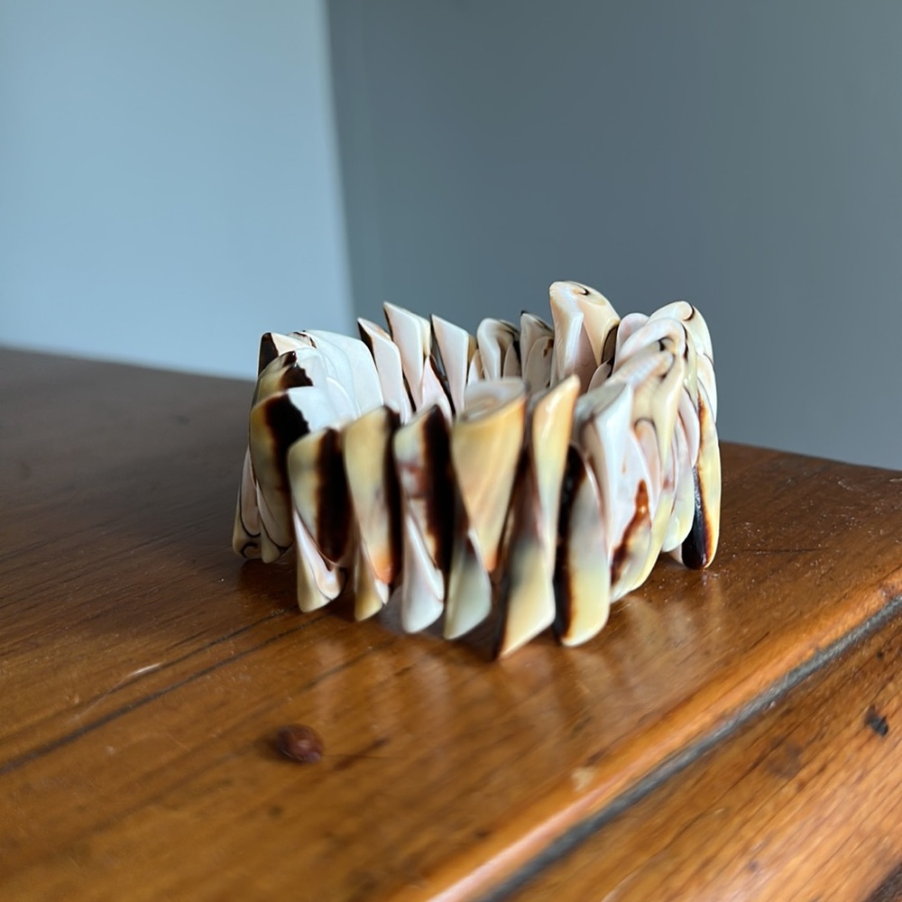 Dramatic Earthy Shell Stretch Bracelet - Picture 7 of 8